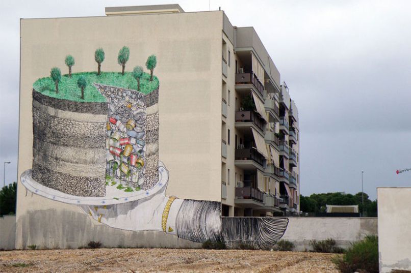 The Earth Pie Of Trash (Trái Đất là một chiếc bánh toàn rác) - Bức tranh được vẽ trên tường hông một tòa nhà chung cư, miêu tả việc trái đất bây giờ đã ngập tràn trong rác. Photo by Boredpanda.