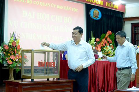 Thứ trưởng, Phó Chủ nhiệm Sơn Phước Hoan bỏ phiếu bầu Ban Chi uỷ Chi bộ Vụ Chính sách Dân tộc.