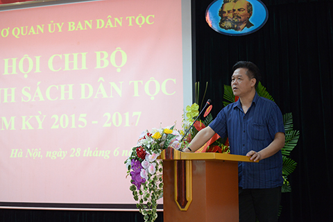 Đồng chí Nguyễn Hữu Giảng phát biểu tại Đại Hội.