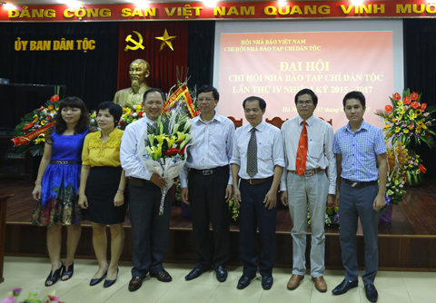 Thứ trưởng, Phó Chủ nhiệm Phan Văn Hùng tặng hoa chúc mừng Ban Thư ký Chi hội nhiệm kỳ IV.