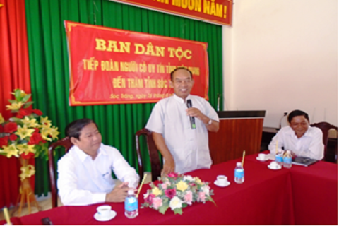 Đ/c Danh Hoàng Duyên, Phó Trưởng ban Ban Dân tộc tỉnh Kiên Giang thông tin tình hình kinh tế - xã hội của địa phương
