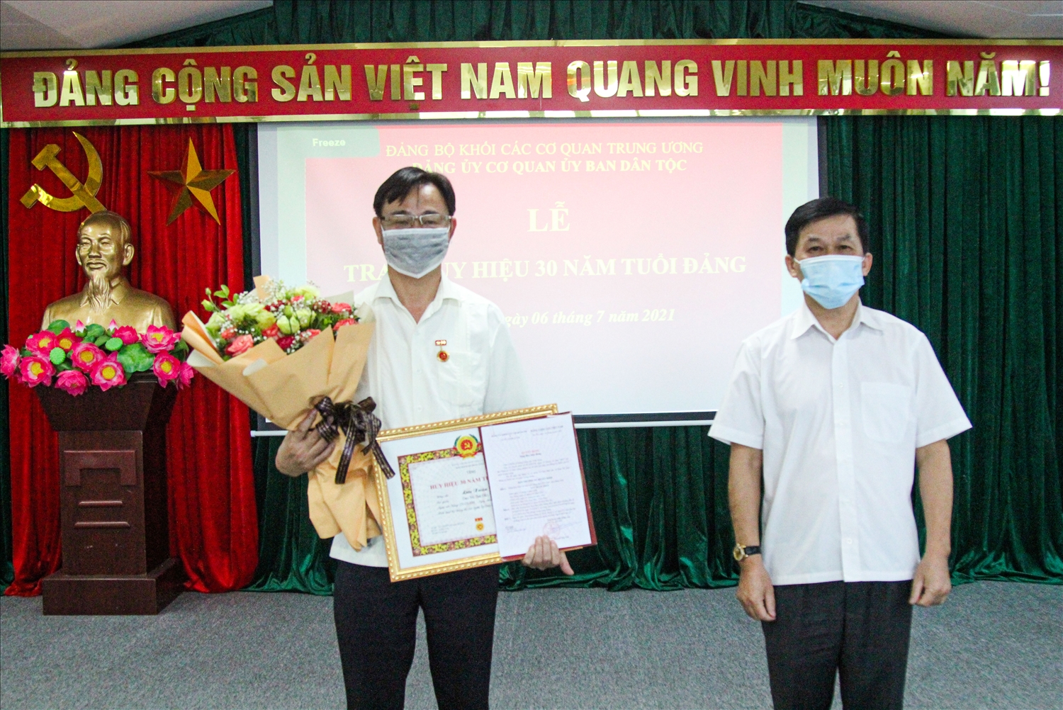 Đồng chí Nông Quốc Tuấn, Bí thư Đảng ủy, Thứ trưởng, Phó Chủ nhiệm UBDT trao Huy hiệu 30 năm tuổi Đảng cho đồng chí Lưu Xuân Thủy